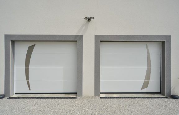 Double-porte-sectionnelle-avec-applique-design-blanche-face-576x370