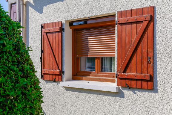 Volet-solaire-chêne-doré-SOPROFEN-1-576x384